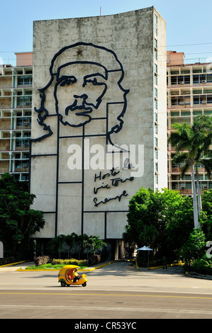 Raffigurazione di Ernesto "Che" Guevara sulla facciata del ministero dell interno, Plaza de la Revolucion square, Havana, Cuba Foto Stock