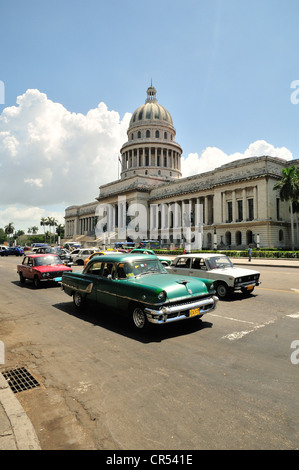 Auto d'epoca, nella parte anteriore del Capitolio o nazionale di Capitol Building, casa del servizio cubano Accademia delle Scienze, Havana, Cuba Foto Stock