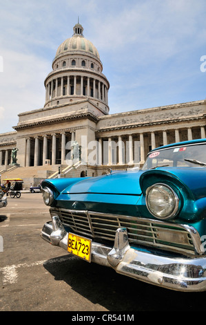 Auto d'epoca, nella parte anteriore del Capitolio o nazionale di Capitol Building, casa del servizio cubano Accademia delle Scienze, Havana, Cuba Foto Stock