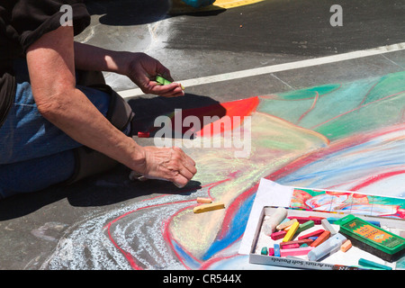 Artista facendo chalk disegno sul marciapiede in "Santa Barbara" California Foto Stock