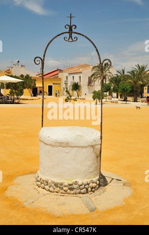 Fontana sulla Plaza Grande piazza sulla isola di Tabarca, Alicante, Costa Blanca, Spagna, Europa Foto Stock