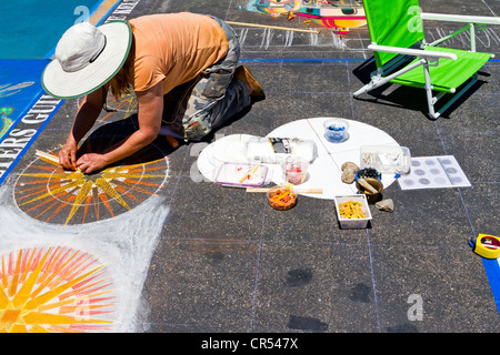 Artista facendo chalk disegno sul marciapiede in "Santa Barbara" California Foto Stock