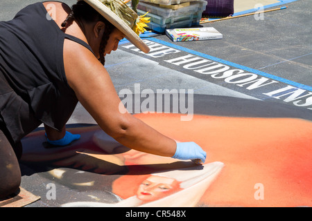 Artista facendo chalk disegno sul marciapiede in "Santa Barbara" California Foto Stock