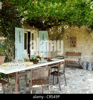 Il Luberon agriturismo ristrutturazione con prodotti localmente pezzi rustico Foto Stock