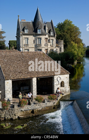 Francia, Seine et Marne, Moret sur LOING, middle class house sul fiume Loing banche Foto Stock