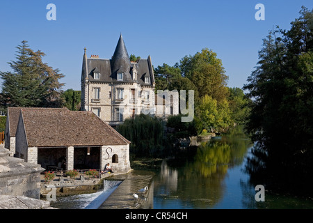 Francia, Seine et Marne, Moret sur LOING, middle class house sul fiume Loing banche Foto Stock