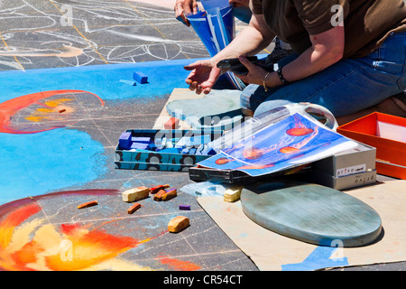 Artista facendo chalk disegno sul marciapiede in "Santa Barbara" California Foto Stock