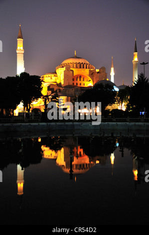 Hagia Sophia, ex chiesa bizantina, poi moschea e oggi sede di un museo, di notte, Istanbul, Turchia, Europa Foto Stock