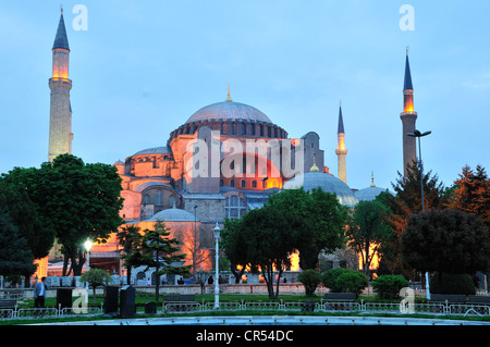 Hagia Sophia o Basilica di Santa Sofia, una volta che una chiesa bizantina, più tardi una moschea e ora un museo, nell'ultima luce del giorno, Istanbul Foto Stock