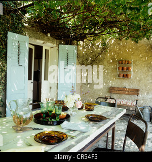 Il Luberon agriturismo ristrutturazione con prodotti localmente pezzi rustico Foto Stock