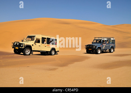 Veicoli Safari nelle dune vicino a Swakopmund, Namibia, Africa Foto Stock