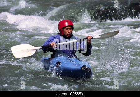 Il kayak sul fiume Urubamba. Ollantaytambo, Perù. Foto Stock