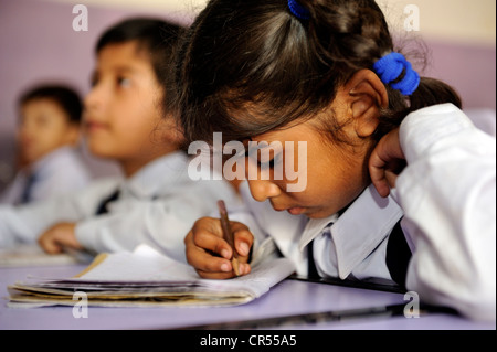 Ragazza in una scuola della comunità cristiana di Lahore Punjab, Pakistan, Asia Foto Stock