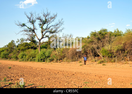 Land grabbing, Pedro Segundo del Wichi tribù indiani, il cacique, leader nella Comunità europea, della comunità di San José, sta in piedi in una Foto Stock