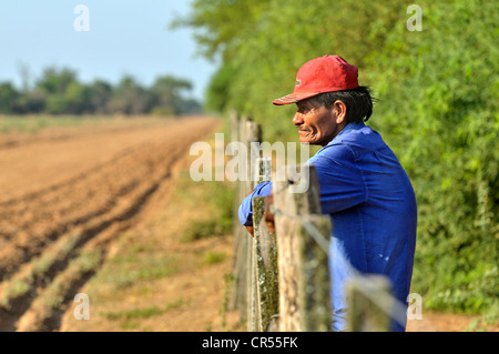 Land grabbing, Pedro Segundo del Wichi tribù indiani, il cacique, leader nella Comunità europea, della comunità di San José, sta in piedi in una Foto Stock