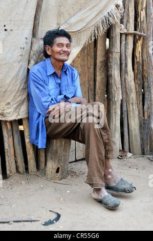 Un cacique, leader comunitari, dall'Wichi tribù indiani, 60 anni, la comunità di San José, Gran Chaco, Salta, Argentina Foto Stock