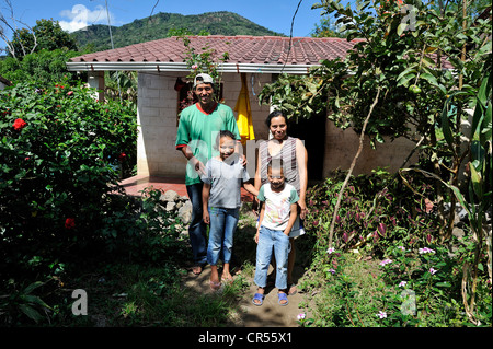 Famiglia con due bambini davanti alla loro casa che era a loro disposizione da una organizzazione di aiuti dopo il 2011 Foto Stock