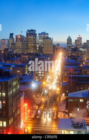 Canada, Provincia di Quebec, Montreal, Rue Sainte Catherine e il centro cittadino di grattacieli di notte Foto Stock