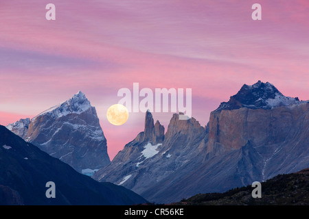 Luna piena sopra le montagne del Parco Nazionale Torres del Paine, Patagonia regione, Cile, Sud America Foto Stock