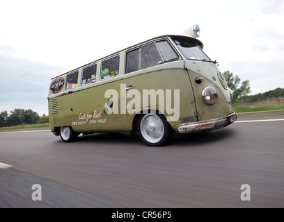 VW Volkswagen look di ratto splitscreen splitty camper van micro bus con Cyclops lampada tetto, guida Foto Stock