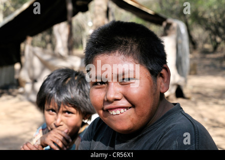 Ritratto di ragazzi della comunità Wichi di San Jose, Gran Chaco, Salta, Argentina, Sud America Foto Stock