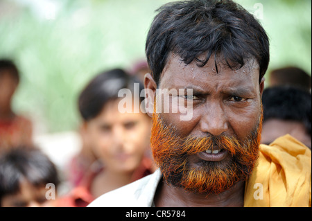 Uomo con un henna-tinto la barba, ritratto, Muzaffaragarh Punjab, Pakistan, Asia Foto Stock