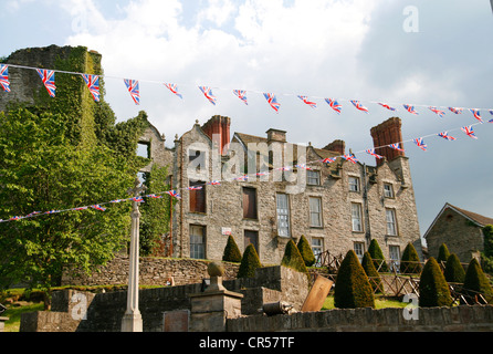 Bandiere fuori per il Festival del castello di Fieno Hay-on-Wye Powys Wales UK Foto Stock