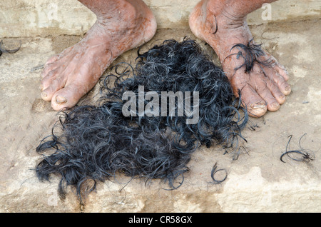 Testina di rasatura e la barba è parte del rituale per l'addio all'anima di una persona deceduta a ghats di , India, Asia Foto Stock