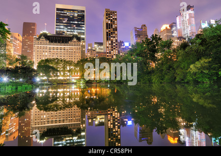 Central Park South skyline come visto dal laghetto in New York New York, Stati Uniti d'America. Foto Stock