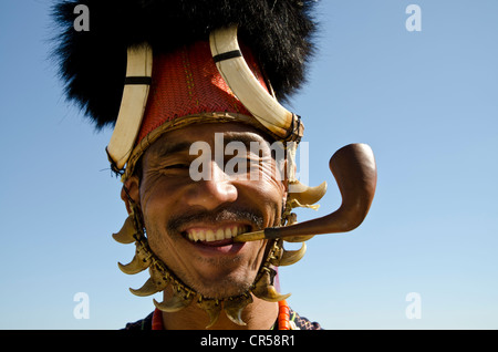 Guerriero della tribù Konyak in attesa di eseguire danze rituali presso il Festival di Hornbill, Kohima, Nagaland, India, Asia Foto Stock