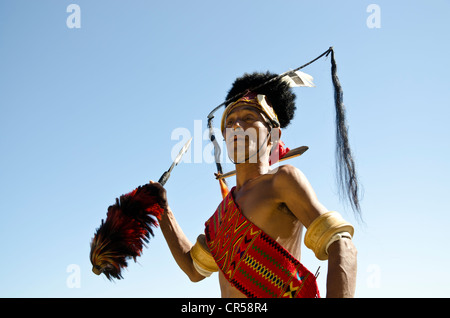 Guerriero della tribù Konyak in attesa di eseguire danze rituali presso il Festival di Hornbill, Kohima, Nagaland, India, Asia Foto Stock