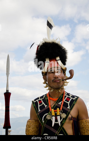 Guerriero della tribù Konyak in attesa di eseguire danze rituali presso il Festival di Hornbill, Kohima, Nagaland, India, Asia Foto Stock