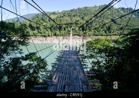 Una lunga 300 m ponte sospeso attraversa il fiume mighty Siang nelle colline di Arunachal Pradesh, India, Asia Foto Stock