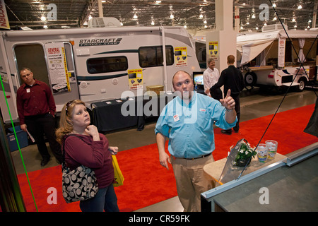 Novi nel Michigan - Persone shop per veicoli da diporto a Detroit il Camper & RV Show. Foto Stock