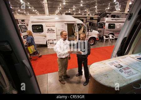 Novi nel Michigan - Persone shop per veicoli da diporto a Detroit il Camper & RV Show. Foto Stock