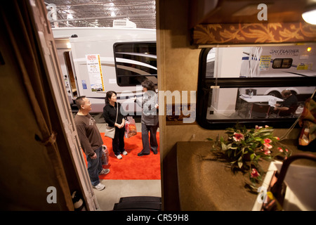 Novi nel Michigan - Persone shop per veicoli da diporto a Detroit il Camper & RV Show. Foto Stock