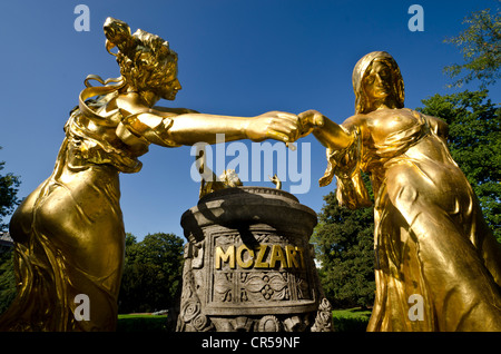 Dancing statue dorate del monumento di Mozart a Dresda, Sassonia, Germania, Europa Foto Stock