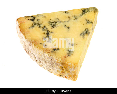 Freschi maturi cunei aromatico di blu del formaggio Stilton isolata contro uno sfondo bianco con n. di persone Foto Stock