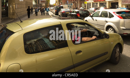 Caos del traffico a Manchester il giorno che il Manchester City Football Club ha sfilato per celebrare la loro vittoria del campionato 2012 Foto Stock