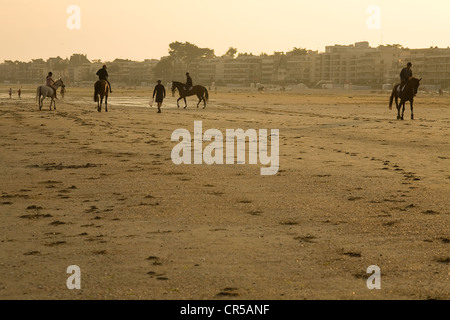 Francia, Loire Atlantique, La Baule, Cavalieri sulla spiaggia di La Baule Foto Stock