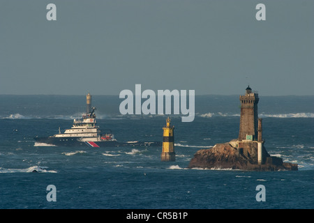 Francia, Finisterre, Iroise Mare, Abeille Bourbon rimorchiatore oltrepassando la vieille faro e la torre di piastra di fronte a pointe Foto Stock