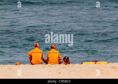 Due bagnini in servizio presso la spiaggia di Bondi, Nuovo Galles del Sud, Australia. Foto Stock