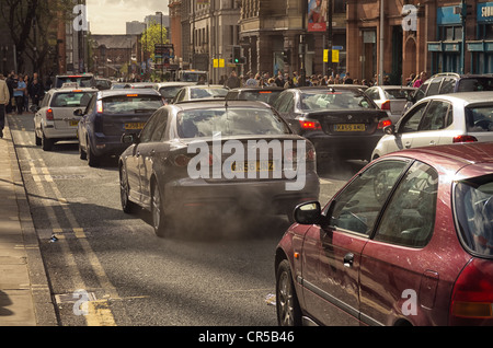 Caos del traffico a Manchester il giorno che il Manchester City Football Club ha sfilato per celebrare la loro vittoria del campionato 2012 Foto Stock