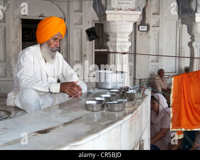 Acqua che serve per i pellegrini è parte della filosofia Sikh, Amritsar Punjab, India, Asia Foto Stock