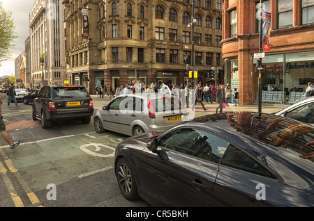 Caos del traffico a Manchester il giorno che il Manchester City Football Club ha sfilato per celebrare la loro vittoria del campionato 2012 Foto Stock