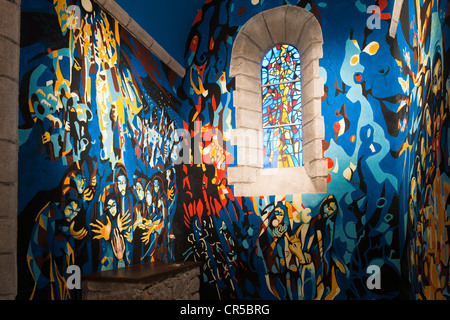 Francia, Creuse, chiesa di Sous Parsat, moderno affreschi del pittore Gabriel Chabrat Foto Stock