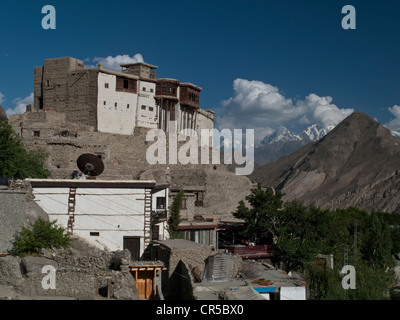 Il vecchio forte di Karimabad affacciato sulla Karakoram Highway, di Frontiera del Nord Ovest, Pakistan, Asia del Sud Foto Stock