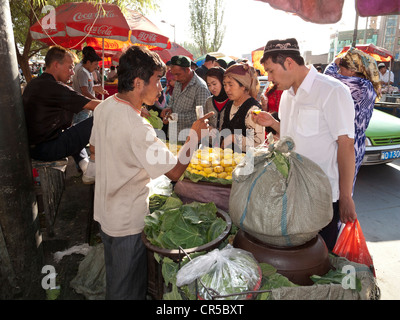 Venditori di frutta nelle strade di Kashgar, Xinjiang, Cina e Asia Foto Stock