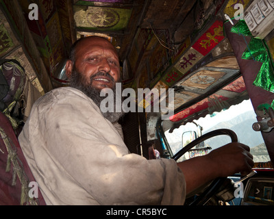 Il pakistan camionista, orgoglioso del suo coloratissimo veicolo, Gilgit, di Frontiera del Nord Ovest, Pakistan, Asia del Sud Foto Stock