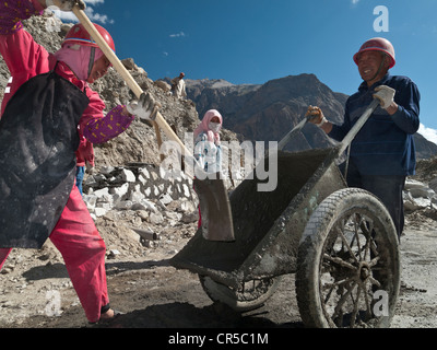 La costruzione di strade in Karakorum Highway da operai cinesi, lavorando in condizioni di terreno accidentato, , il Pakistan, Asia del Sud Foto Stock